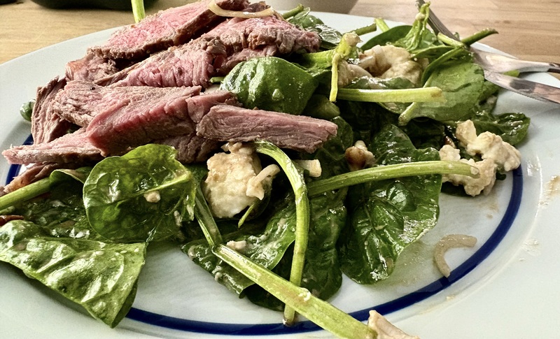 Lauwarmer Spinatsalat mit Kirschtomaten, Pinienkernen & Feta